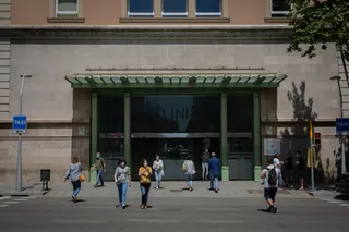 Varias personas caminan cerca de la puerta del Hospital Clínic de Barcelona.