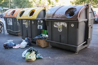 Varios contenedores llenos de bolsas con comida, a 17 de agosto de 2023, en Madrid (España). - Jesús Hellín - Europa Press - Archivo