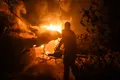 Una persona trabaja en las labores de extinción del incendio forestal, a 26 de julio de 2026, en La Adrada, Ávila. EP