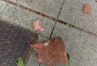 Teja caída de un tejado en el barrio del Carmen