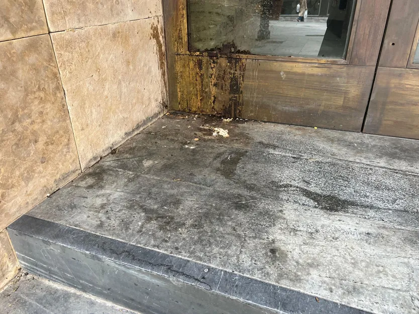 Lugar donde las personas sin hogar hacen sus necesidades en la calle Bientocadas