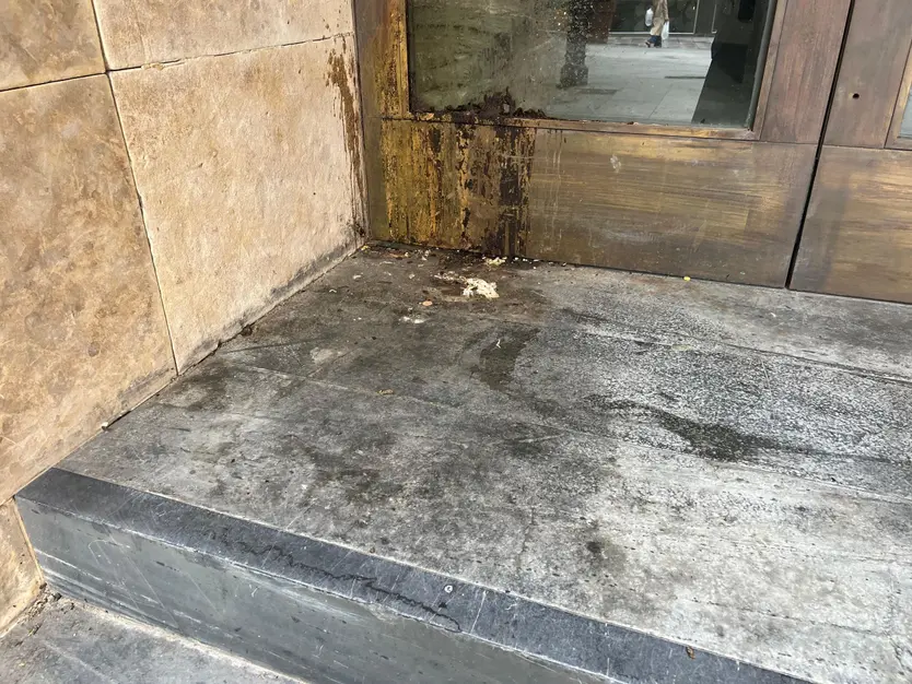 Lugar donde las personas sin hogar hacen sus necesidades en la calle Bientocadas