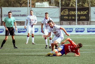 Mancebo pelea un balón ante el Bergantiños | FOTO SALAMANCA CF UDS