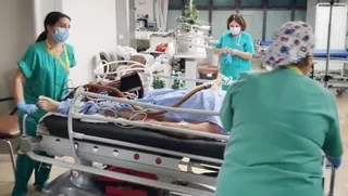 EuropaPress 3289228 sanitarias hospital reina sofia cordoba atienden paciente covid 20200827160503 k0MF U4833247369032CG 992x558@LaVanguardia Web