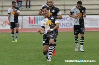 Óskar Martín celebra un gol ante el Atlético Bembibre | FOTO SALAMANCA24HORAS.COM