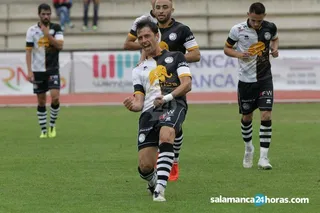 Óskar Martín celebra un gol ante el Atlético Bembibre | FOTO SALAMANCA24HORAS.COM