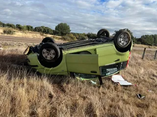 Coche volcado en Monleras