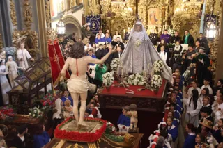Jesús Resucitado y la Virgen de la Alegría se encuentran en un acto privado para la cofradía en la iglesia de la Vera Cruz