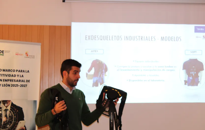 Borja Álvarez Peña, director de oficina técnica del proyecto POLEALAB en una demostración del funcionamiento de exoesqueletos industriales en Salamanca