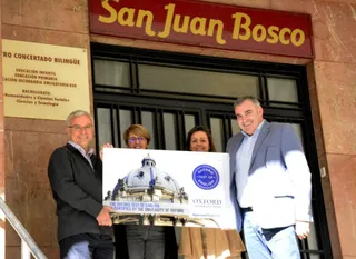 Centro San Juan Bosco recibe placa Como Centro examinador de Oxford.