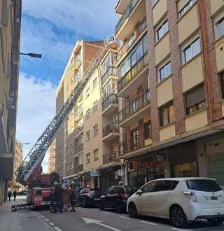 Bomberos actúan en Isaac Peral por las fuertes rachas de viento - FOTO DE ARCHIVO