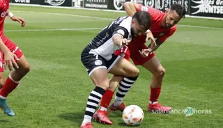 Losada protege el balón ante un rival del San Fernando | FOTO SALAMANCA24HORAS.COM