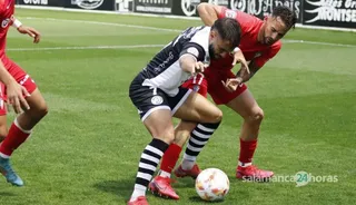 Losada protege el balón ante un rival del San Fernando | FOTO SALAMANCA24HORAS.COM