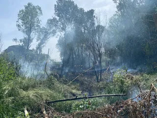 Los bomberos sofocan un incendio entre el puente del Pradillo y La Fontana | Laura Cenalmor