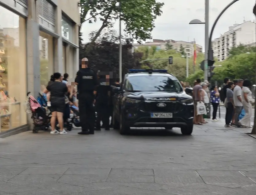 La Policía Nacional identifica a unas mujeres en las inmediaciones de la plaza de España tras sustraer supuestamente unos perfumes