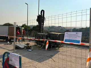 Obras en la zona del aparcamiento de la Basílica de Santa Teresa, en la calle Alcázar | Ayuntamiento de Alba de Tormes