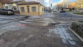 Nueva rotura de una tubería en la calle Río Sil, martes, 25 de febrero. Foto Andrea M.