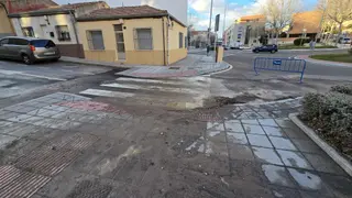 Nueva rotura de una tubería en la calle Río Sil, martes, 25 de febrero. Foto Andrea M.