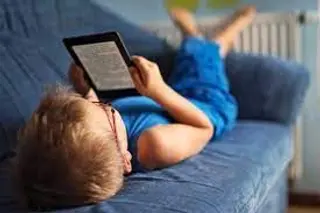 Niño leyendo en una tablet. Foto Infosalus