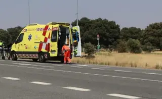 Imagen de archivo de una ambulancia en un accidente de tráfico ocurrido en la provincia de Salamanca
