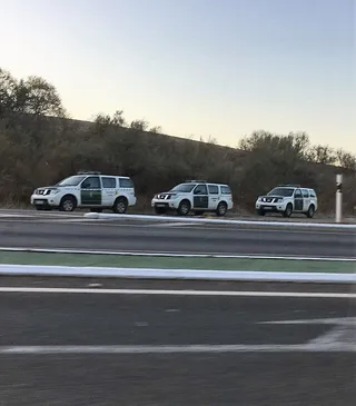 Vehículos de la Guardia Civil en la carretera en la operación en el Coto de Bornos