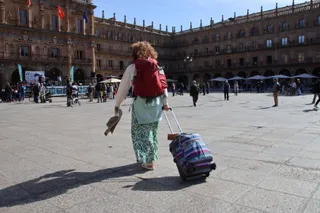 Turista paseando por el centro de Salamanca