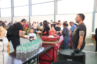 Cena popular con huevos rotos en Calvarrasa de Abajo