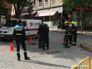 Alertan a los bomberos al observar el humo que salía de una alcantarilla situada en plena plaza del Oeste