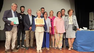 Un momento de la entrega de la Encina de oro a José Flores