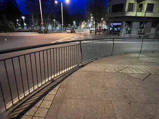 Vallas dañadas en Gran Vía por el impacto de un coche. Fotos S24H (1)