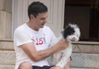 Pedro Sánchez haciendo deporte y jugando con su perra. Foto EP