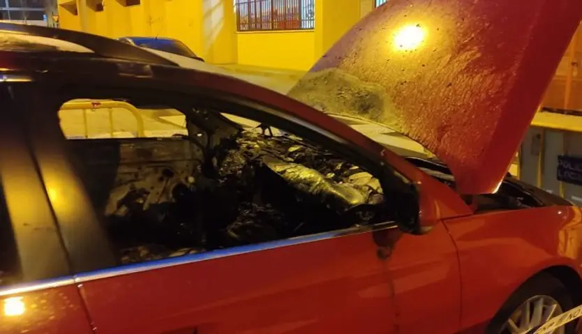 Incendio de un turismo en una calle del barrio de Garrido (3)