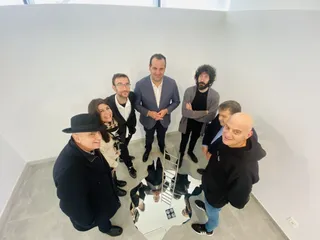 José Fuentes (artista), Raquel Puerta Varó (comisaria de la exposición), Manu Sanz (artista), David Mingo (alcalde), Jorge Gil (director de la sala), Francisco Miguel García (concejal de Cultura) y Juan Carlos Bueno (conce
