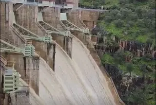 La presa de Saucelle abre compuertas | Imagen de J.R.M.
