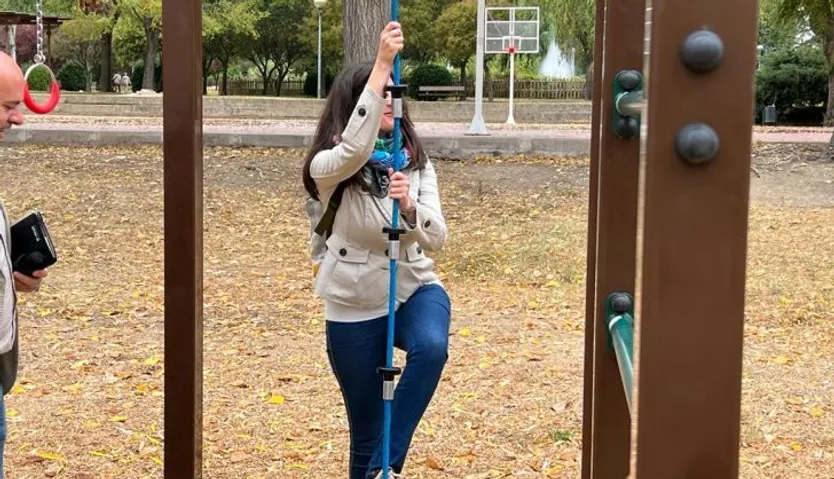 La concejala de Parques y Jardines, Miryam Rodríguez presenta la zona de calistenia y vóleyplaya en el Parque de los Jesuitas. Foto S24H (4)