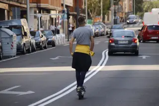 Usuario de patinete eléctrico en Salamanca. Foto de archivo