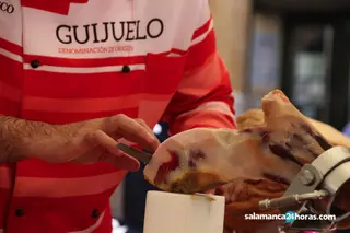 Cortador cortando jamón de Guijuelo