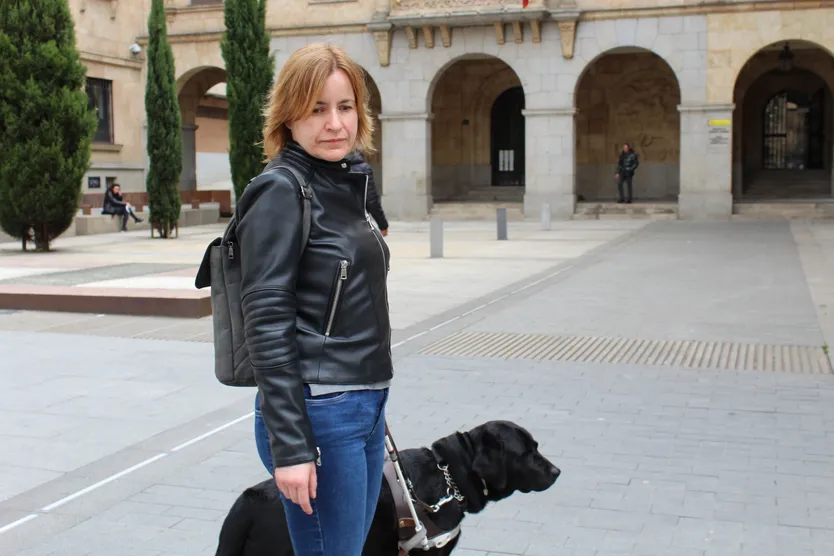 Alicia Paniagua junto a su perro guía