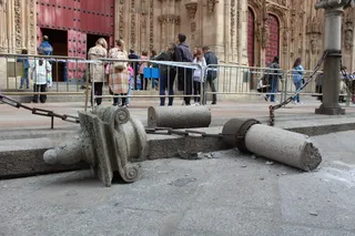 Un vehículo derriba una de las columnas que bordean la Catedral de Salamanca