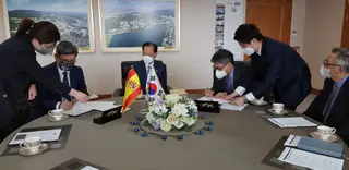 El vicerrector Efrem Yildiz firmando un convenio con autoridades coreanas.