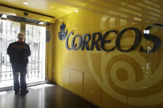 Un cliente acude a la Oficina de Correos. Foto EP