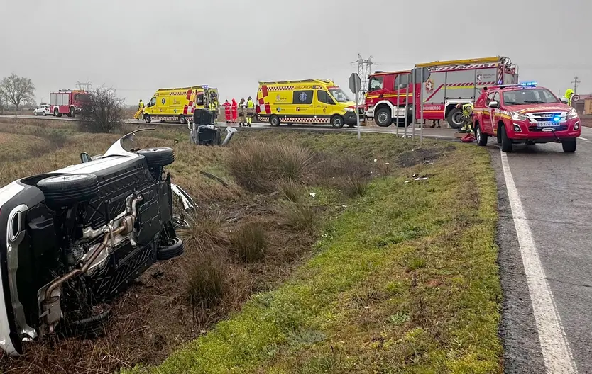 Ambulancia y Bomberos en una colisión en La Antigua (León) (1)