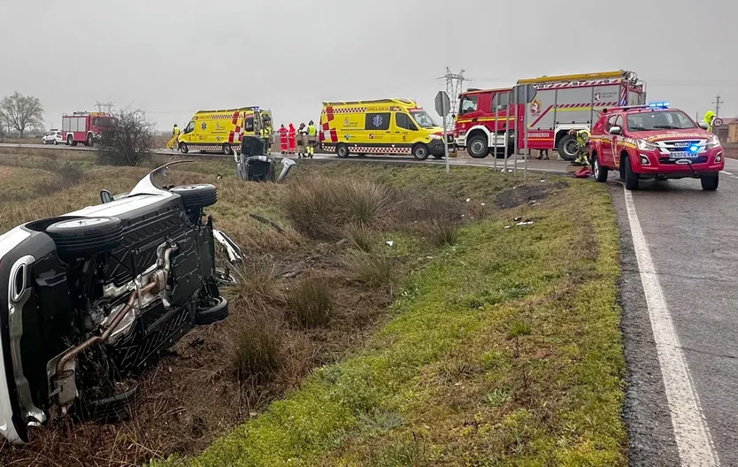 Ambulancia y Bomberos en una colisión en La Antigua (León) (1)