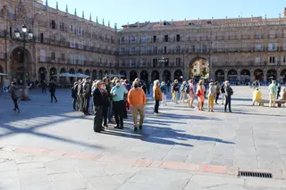 Turistas en la Plaza Mayor de Salamanca. Foto de archivo