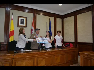 Foto. entrega cheque 9.5.19 (Copy)