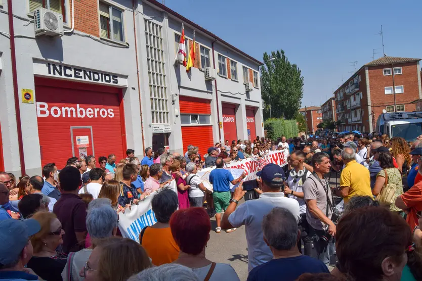 Unas 400 personas se concentran en Peñaranda de Bracamonte para pedir un parque de bomberos profesionales
