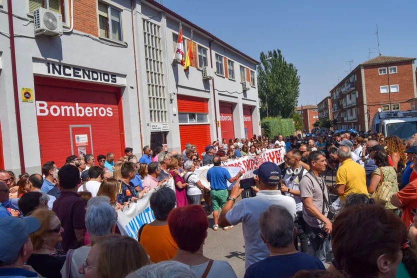 Unas 400 personas se concentran en Peñaranda de Bracamonte para pedir un parque de bomberos profesionales