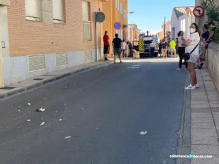 Bomberos en la calle Caño en Villamayor 4