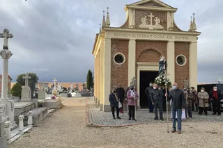 La Hermandad de Cofradías ha conmemorado a los fieles difuntos con una procesión en el cementerio y el rezo del Rosario