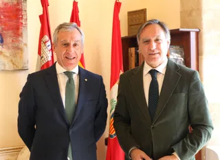 El presidente de Eurocaja Rural, Javier López Martín, y el alcalde de Salamanca, Carlos García Carbayo